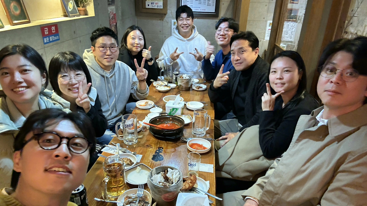 워크샵 후 참가자들과 함께한 뒷풀이 단체사진